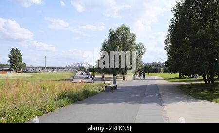 Berlin, Deutschland, Juli 14. 2023, Panoramablick über einen Fuß- und Fahrradweg im Park am Gleisdreieck, einem beliebten Erholungsgebiet der Berline Stockfoto