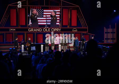 Nashville, Usa. 29. Juli 2023. Country-Musiker Craig Morgan, richtig, nimmt den Eid des Dienstes aus den USA ab Army General Andrew Poppas, Left, auf der Bühne der historischen Grand Ole Opry, 29. Juli 2023 in Nashville, Tennessee, USA. Der 59-jährige Sänger hat den Eid abgelegt und ist während seiner Show wieder in die Armeereserven eingetreten und wird als Kriegsoffizier dienen. Kredit: Lara Poirrier/U.S. Army Photo/Alamy Live News Stockfoto