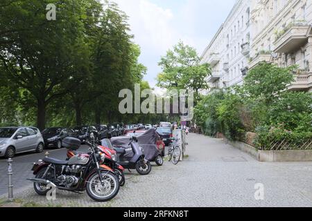 Berlin, Deutschland, 10. Juli 2023, Straßenszene mit Bürgersteig, geparkte Motorräder und Autos vor typischen Jugendstilgebäuden in Planufer in K Stockfoto