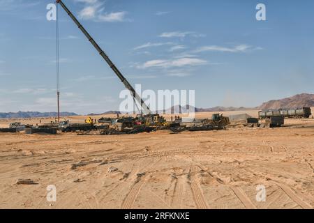 Räumung des Ortes eines Zugunfalls in der Namib-Wüste in der Nähe des Bahnhofs Garub Stockfoto