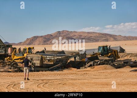 Räumung des Ortes eines Zugunfalls in der Namib-Wüste in der Nähe des Bahnhofs Garub Stockfoto