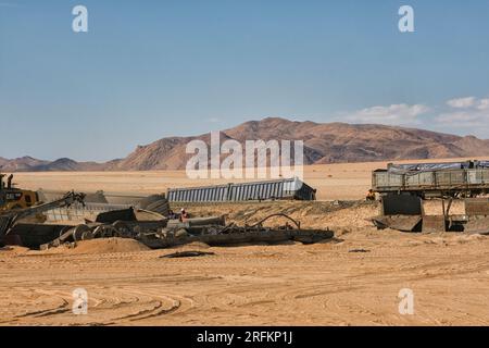 Räumung des Ortes eines Zugunfalls in der Namib-Wüste in der Nähe des Bahnhofs Garub Stockfoto