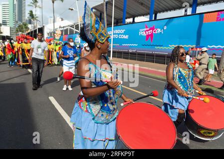 Salvador, Bahia, Brasilien - 11. Februar 2023: Mitglieder einer traditionellen Afro-Gruppe werden beim Perkussionsinstrument in Fuzue, vor dem Karneval in Sal, gesehen Stockfoto