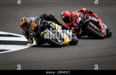 Mooney VR46 Racing's Luca Marini (links) gefolgt von Aprilia Racing's Maverick Vinales während des Free Practice One vor dem Monster Energy British Grand Prix 2023 in Silverstone, Towcester. Foto: Freitag, 4. August 2023. Stockfoto