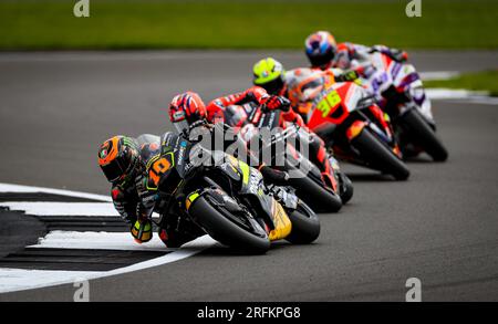 Mooney VR46 Racing Luca Marini (links) während des Free Practice One vor dem Monster Energy British Grand Prix 2023 in Silverstone, Towcester. Foto: Freitag, 4. August 2023. Stockfoto