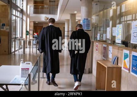 Aix En Provence, Frankreich. 03. Aug. 2023. Anwälte gehen einen Korridor am Berufungsgericht in Aix-en-Provence entlang. Am 03. August 2023 entschied das Berufungsgericht von Aix-en-Provence, dass der Polizeibeamte, der verdächtigt wird, einen LBD abzufeuern, bei dem die junge Hedi während der städtischen Unruhen in Marseille Anfang Juli schwer verletzt wurde, bis zum 30. August 2023 in Präventivhaft bleiben sollte. (Foto: Laurent Coust/SOPA Images/Sipa USA) Guthaben: SIPA USA/Alamy Live News Stockfoto