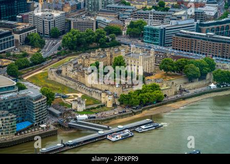 London, England, Großbritannien - 24. Juli 2022. Panoramablick über die Skyline von London über den Tower of London. Der Turm ist eine historische mittelalterliche Burgfestung. Stockfoto