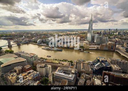 London mit Panoramablick aus der Luft, Stadtbild mit der modernen Skyline der Stadt, historischen englischen Wahrzeichen und beliebten Attraktionen wie der Tower Bridge. Stockfoto