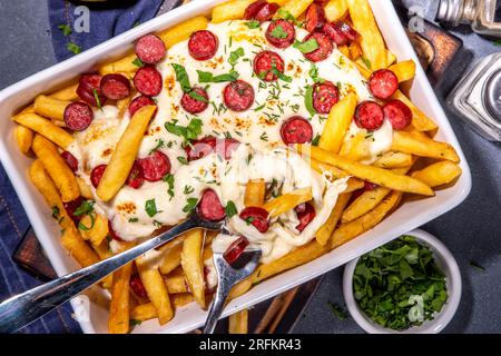 Pizzaladung pommes frites. Hausgemachte Pepperoni und Käse Pizza Pommes frites. Im Ofen gebackene pommes frites, Kartoffelauflauf mit Käse, Salami und Salami Stockfoto