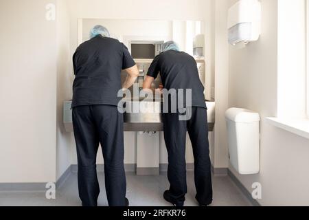 Der Chirurg wäscht sich vor der Operation die Hände Stockfoto