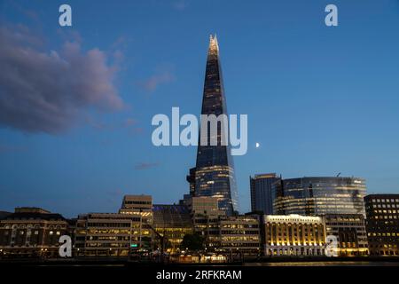 London, England, Großbritannien - 23. Mai 2023. Londoner Stadtbild bei Dämmerung und Nacht. Die Londoner Skyline mit dem Shard Building, der Themse und den Stadtgebäuden. Stockfoto