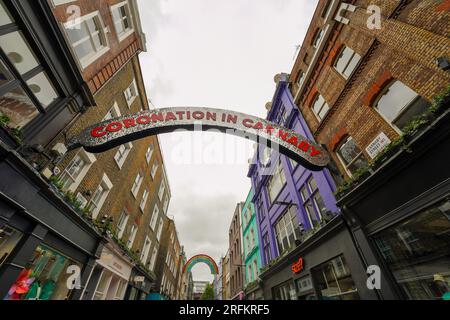 London, England, Großbritannien - 7. Mai 2023. Carnaby Street feiert die Krönung von König Karl III. Ein berühmtes Einkaufs- und Restaurantviertel im Londoner West End. Stockfoto