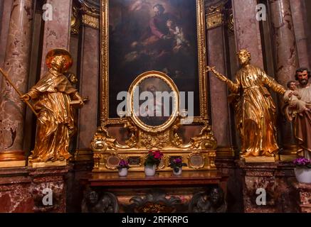 WIEN, ÖSTERREICH, 22. MAI 2023 : Innenräume, Fresken und architektonische Details der Kirche Saint Anne Stockfoto