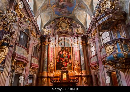 WIEN, ÖSTERREICH, 22. MAI 2023 : Innenräume, Fresken und architektonische Details der Kirche Saint Anne Stockfoto