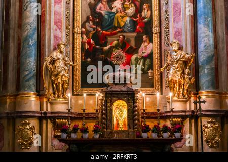 WIEN, ÖSTERREICH, 22. MAI 2023 : Innenräume, Fresken und architektonische Details der Kirche Saint Anne Stockfoto