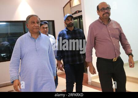 Von Left Bangladesh Cricket Board (BCB) Präsident Nazmul Hassan Papon, ODI-Kapitän Tamim Iqbal und Cricket Operations Chairman Jalal Yunus vor Pre Stockfoto