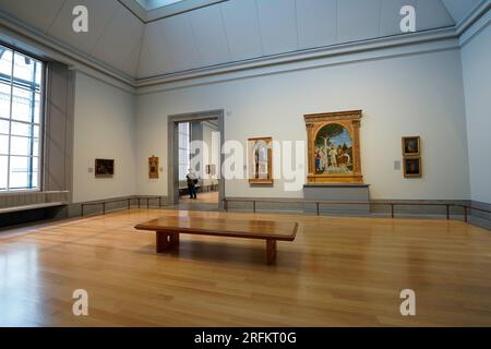 London, England, Großbritannien - 29. Juli 2022. Das National Gallery Art Museum in London. Innenraum der Kunstgalerie, Kunstwerke und Museumsbesucher. Stockfoto