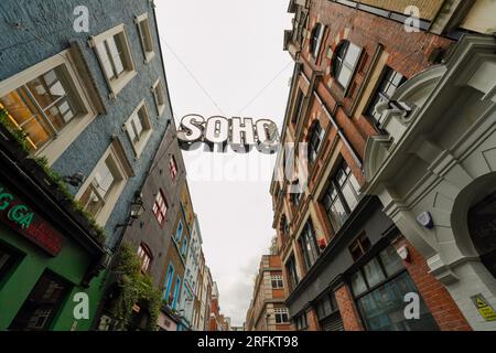 London, England, Großbritannien - 7. Mai 2023. SOHO-Schild über den Straßen des Londoner West End SOHO-Viertels. Ein pulsierendes Stadtviertel mit Restaurants, Clubs. Stockfoto