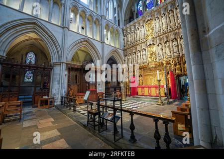 London, England, Großbritannien - 4. Mai 2023. London Southwark Cathedral mit Altar und Apsis. Sie ist die älteste gotische Kirche in London. Keine Personen. Stockfoto