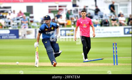 Hove UK 4. August 2023 - Alex Lees von Durham ist beim One Day Cup-Cricket-Spiel der Metro Bank auf dem Central County Ground 1. in Hove fast gegen Sussex Sharks ausgelaufen: Credit Simon Dack /TPI/ Alamy Live News Stockfoto