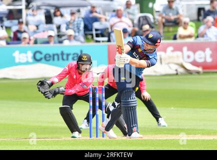 Hove UK, 4. August 2023 - Sussex Sharks Wicketkeeper Oli Carter sammelt den Ball als Alex Lees von Durham Fledermäuse beim Cricket-Spiel des Metro Bank One Day Cup auf dem Central County Ground 1. in Hove: Credit Simon Dack /TPI/ Alamy Live News Stockfoto