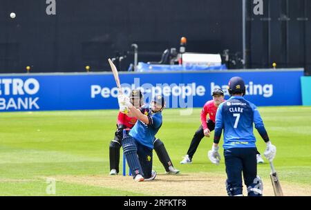 Hove UK 4. August 2023 - Alex Lees von Durham schlägt 4 Runs gegen Sussex Sharks während des eintägigen Cricket-Spiels der Metro Bank auf dem Central County Ground 1. in Hove: Credit Simon Dack /TPI/ Alamy Live News Stockfoto