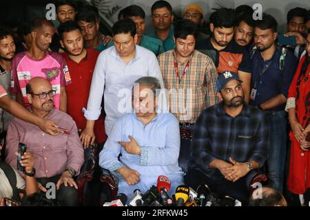 Der Präsident des Bangladesch Cricket Board (BCB), Nazmul Hassan Papon (M), spricht auf einer Pressekonferenz, auf der Bangladesch ODI-Kapitän Tamim Iqbal (R) ankündigt Stockfoto