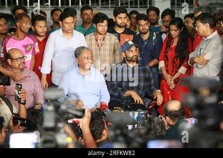 Der Präsident des Bangladesch Cricket Board (BCB), Nazmul Hassan Papon (M), spricht auf einer Pressekonferenz, auf der Bangladesch ODI-Kapitän Tamim Iqbal (R) ankündigt Stockfoto