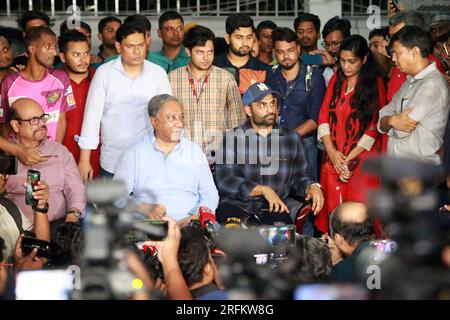 Der Präsident des Bangladesch Cricket Board (BCB), Nazmul Hassan Papon (M), spricht auf einer Pressekonferenz, auf der Bangladesch ODI-Kapitän Tamim Iqbal (R) ankündigt Stockfoto