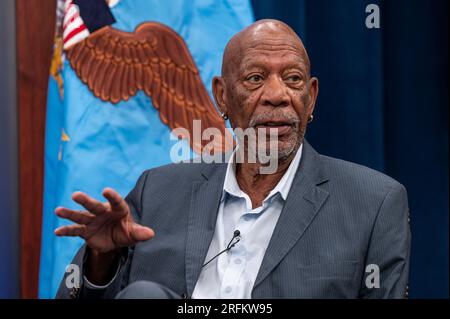 Washington, Vereinigte Staaten Von Amerika. 02. Aug. 2023. Washington, Vereinigte Staaten von Amerika. 02. August 2023. Der amerikanische Schauspieler Morgan Freeman kommentierte während einer Diskussion über seinen Dokumentarfilm über das 761. Panzerbataillon im Pentagon am 2. August 2023 in Washington, DC, die separierte schwarze Panzereinheit, die am besten als die Schwarzen Panther bekannt ist, 183 Kampftage im Zweiten Weltkrieg. 30 Städte befreien, die 300 Purple Hearts, fast ein Dutzend Silver Stars und eine Ehrenmedaille verdienen. Kredit: MC1 Alexander Kubitza/DOD Photo/Alamy Live News Stockfoto