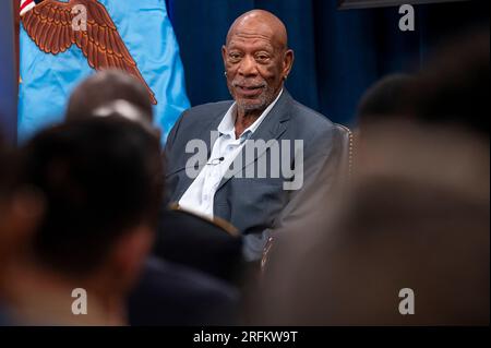 Washington, Vereinigte Staaten Von Amerika. 02. Aug. 2023. Washington, Vereinigte Staaten von Amerika. 02. August 2023. Der amerikanische Schauspieler Morgan Freeman kommentierte während einer Diskussion über seinen Dokumentarfilm über das 761. Panzerbataillon im Pentagon am 2. August 2023 in Washington, DC, die separierte schwarze Panzereinheit, die am besten als die Schwarzen Panther bekannt ist, 183 Kampftage im Zweiten Weltkrieg. 30 Städte befreien, die 300 Purple Hearts, fast ein Dutzend Silver Stars und eine Ehrenmedaille verdienen. Kredit: MC1 Alexander Kubitza/DOD Photo/Alamy Live News Stockfoto