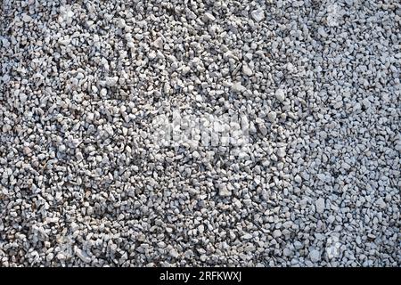 Natürliche graue Kalksteinsplitter, MacAdam, Schutt oder Crushed Stones Hintergrund Draufsicht. Makro Stockfoto