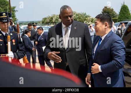 Washington, Vereinigte Staaten Von Amerika. 03. Aug. 2023. Washington, Vereinigte Staaten von Amerika. 03. August 2023. USA Verteidigungsminister Lloyd Austin, Left, eskortiert mongolischen Premierminister Luvsannamsrain Oyun-Erdene nach seiner Ankunft im Pentagon, 3. August 2023 in Washington, DC Kredit: MC1 Alexander Kubitza/DOD Photo/Alamy Live News Stockfoto