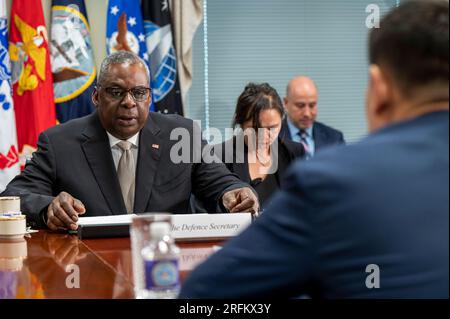 Washington, Vereinigte Staaten Von Amerika. 03. Aug. 2023. Washington, Vereinigte Staaten von Amerika. 03. August 2023. USA Verteidigungsminister Lloyd Austin, Linke, Bemerkungen während bilateraler Gespräche mit dem mongolischen Premierminister Luvsannamsrain Oyun-Erdene, rechts, im Pentagon, 3. August 2023 in Washington, DC Credit: MC1 Alexander Kubitza/DOD Photo/Alamy Live News Stockfoto