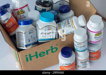 Vitamine, Mineralien und Mikronährstoffe aus iHerb Box. Viele verschiedene Gläser. Biologisch aktive Lebensmittelzusatzstoffe. Nahrungsergänzungsset online kaufen. Arzneimittel für die Gesundheit. Kiew, Ukraine - 13. Juli 2023 Stockfoto