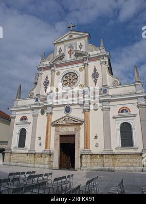 Brezje, Slowenien - 28. Juli 2023: Die Basilika St. Mary Help of Christen of Brezje ist ein slowenischer nationaler Marienschrein. Selektiver Fokus Stockfoto