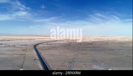 GOLMUD, CHINA - 21. JULI 2023 - die gewundene G315 Straße im Qaidamer Becken ist in Golmud City, Qinghai Provinz, China, 21. Juli 2023 zu sehen. Stockfoto