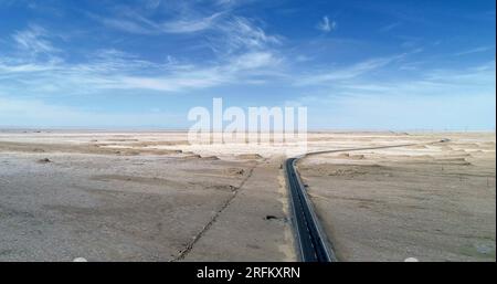 GOLMUD, CHINA - 21. JULI 2023 - die gewundene G315 Straße im Qaidamer Becken ist in Golmud City, Qinghai Provinz, China, 21. Juli 2023 zu sehen. Stockfoto