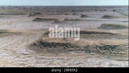 GOLMUD, CHINA - 21. JULI 2023 - Salzkruste und Yadan-Landform in Qaidam Basin, Golmud City, Qinghai Province, China, 21. Juli, 2023. Stockfoto