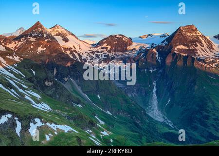 Blick von Edelweißspitze zur Glockner Group, Hintergrund Großglockner, Großglockner Hochalpenstraße, hohe Tauern, Salzburg, Österreich Stockfoto