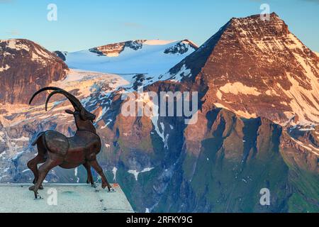 Statue einer Ibex an der Edelweißspitze bis Glockner Group, Großglockner Hochalpenstraße, hohe Tauern, Salzburg, Österreich Stockfoto