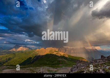 Blick von Schlern nach Rosengarten, Seiser Alm, Südtirol, Italien, Sommer, Gewitter, Regenbogen Stockfoto