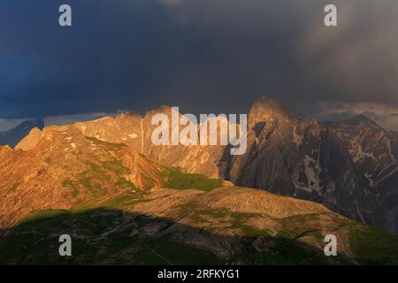 Blick von Schlern nach Rosengarten, Seiser Alm, Südtirol, Italien, Sommer, Gewitter Stockfoto