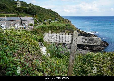 Küstenpfad in der Nähe des Fischerdorfes Portloe in Cornwall. Donnerstag, 3. 2023. August. Stockfoto