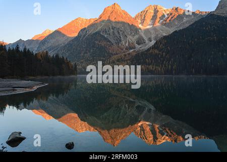 Morgenlicht am Antholzer Lake, Antholzer Valley, Südtirol, Italien Stockfoto