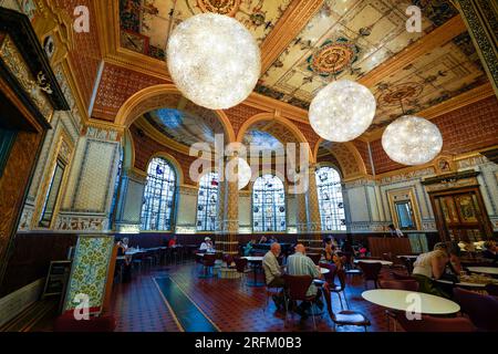 London, England, Großbritannien - 29. Juli 2022. Victoria and Albert Museum, V&A Museum Cafe. Museumsbesucher, Touristen im ältesten Museumsrestaurant der Welt. Stockfoto