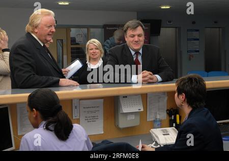 Die Labour-Parteipolitiker Ed Balls MP und Ken Purchase MP im Jahr 2008 Stockfoto