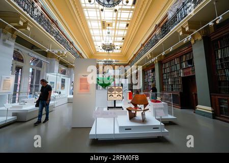 London, England, UK - July 29, 2022. Victoria and Albert Museum, V&A Museum is a world class London art museum. Interior of museum artwork, exhibits. Stockfoto