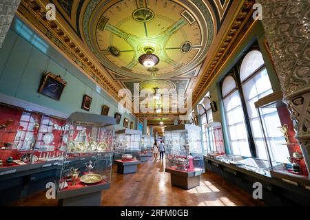 London, England, UK - July 29, 2022. Victoria and Albert Museum, V&A Museum is a world class London art museum. Interior of museum artwork, exhibits. Stockfoto