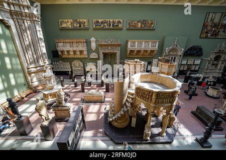 London, England, Großbritannien - 29. Juli 2022. Victoria and Albert, V&A Museum Interior in South Kensington, London. Die Meisterwerke der Cast Courts. Stockfoto